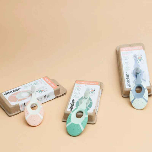 Escova de dentes para bebés da gama green clean da Jordan, step 1