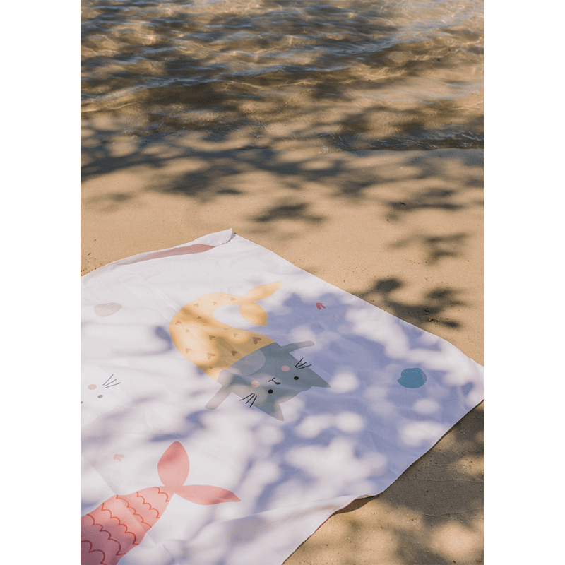 Toalha de Praia Microfibra Mermaid Cats – Monnëka - O Gato das Fraldas